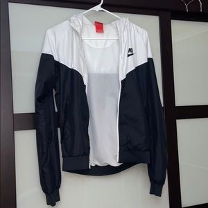 Nike medium women’s windbreaker perfect condition